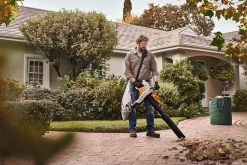 Aspirateur souffleur broyeur sans fil avec batterie 36 V 490 m³/h ratio de broyage 14:1 avec sac 40 L Stihl SHA 56