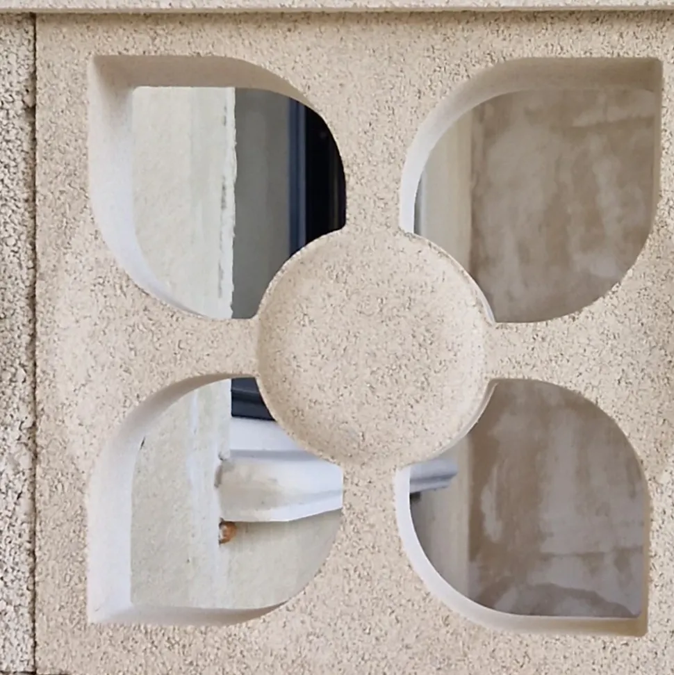 CLAUSTRAS BETON - modèle Fleur - Dimensions L 25 x l 25 x Ep. 7.8cm - ( lot de 90 pièces)