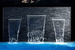 Lame d'eau pour piscine acrylique LED Largeur 30cm encastrée 3cm débord Entrée d'eau derrière Compatible traitement au sel chlore