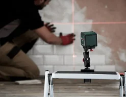 Niveau laser croix Bosch Quigo 10m piles AAA incluses