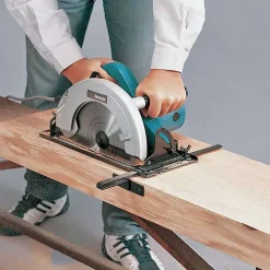 Scie circulaire Makita MN5900B 235 mm - 2000 W - coupe précise et accessoires inclus
